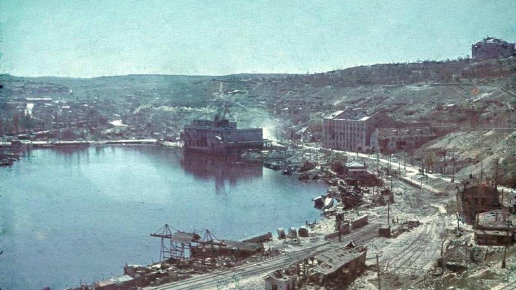 Puerto de Sebastopol tras el asedio de 1942