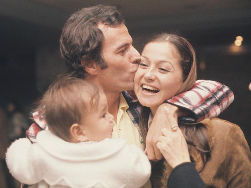 Julio Iglesias junto a Isabel Preysler y su hijo, Julio.