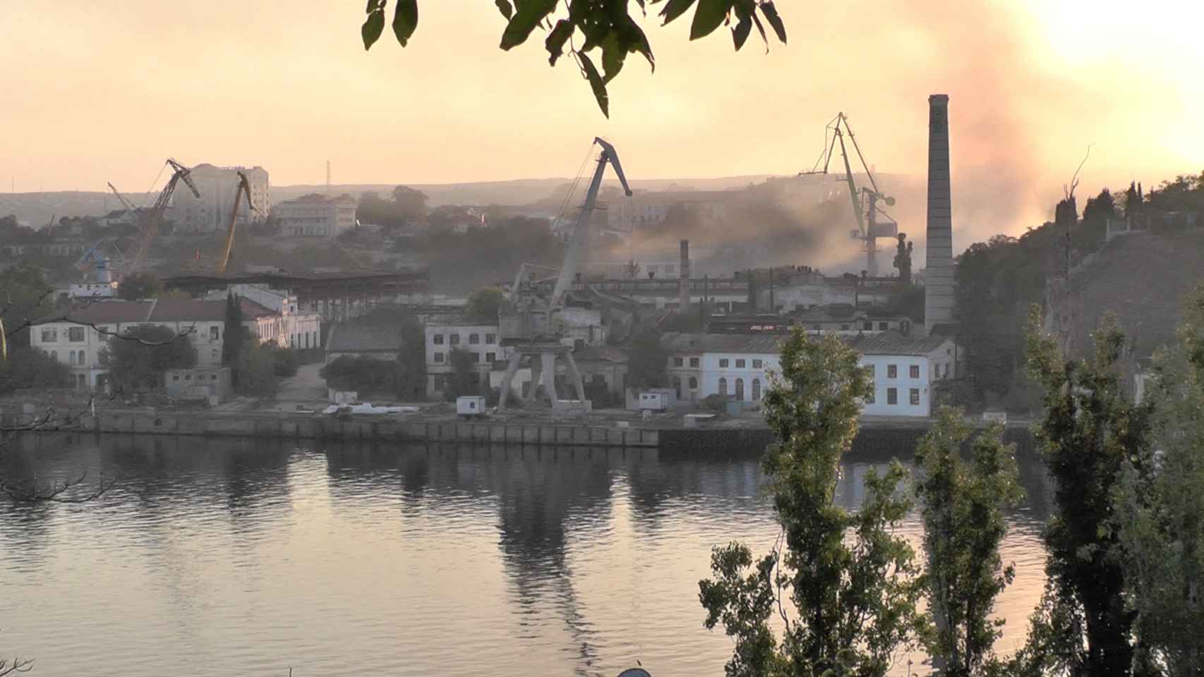 Nube de humo en Sebastopol tras un ataque ucraniano.