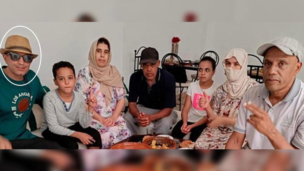 Jamal Resmi, marroquí residente en Castellón, con algunos familiares. EE.