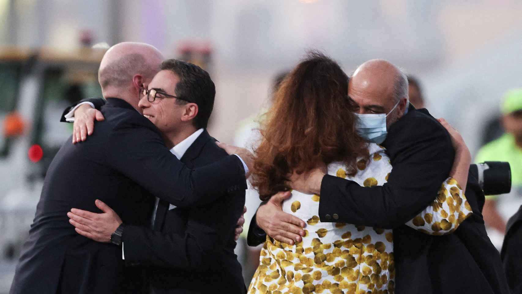 Los estadounidenses liberados en un acuerdo de intercambio entre EE.UU. e Irán llegan a Doha Siamak Namazi y Morad Tahbaz, quienes fueron liberados durante un acuerdo de intercambio de prisioneros entre Estados Unidos e Irán , llegan al Aeropuerto Internacional de Doha, Qatar, el 18 de septiembre de 2023.