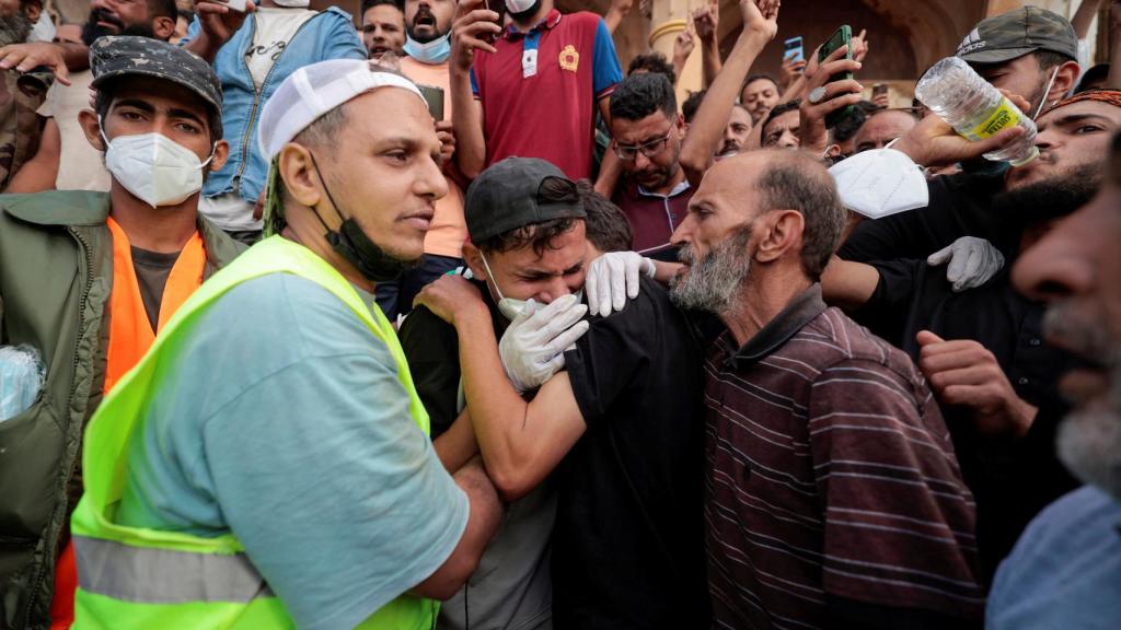 Libios protestan frente a la mezquita una semana después de las mortales inundaciones en Derna.