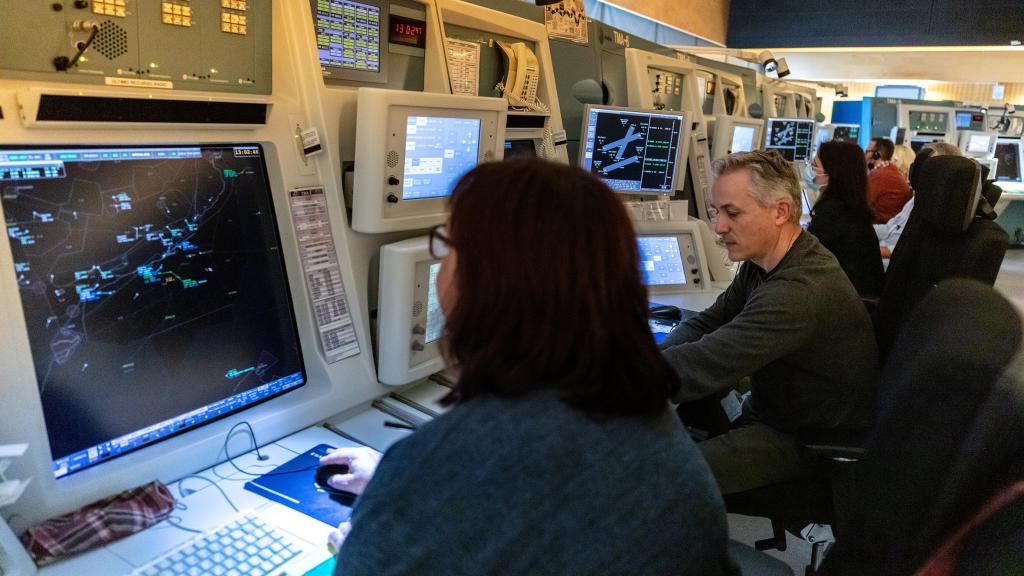 Controladores aéreos de Enaire en el centro de control en Barcelona, en 2021.