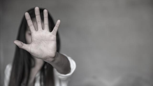 Una mujer alza la mano en señal de protesta contra la violencia machista.