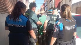 La Guardia Civil en la detención del individuo que ha causado daños en los coches