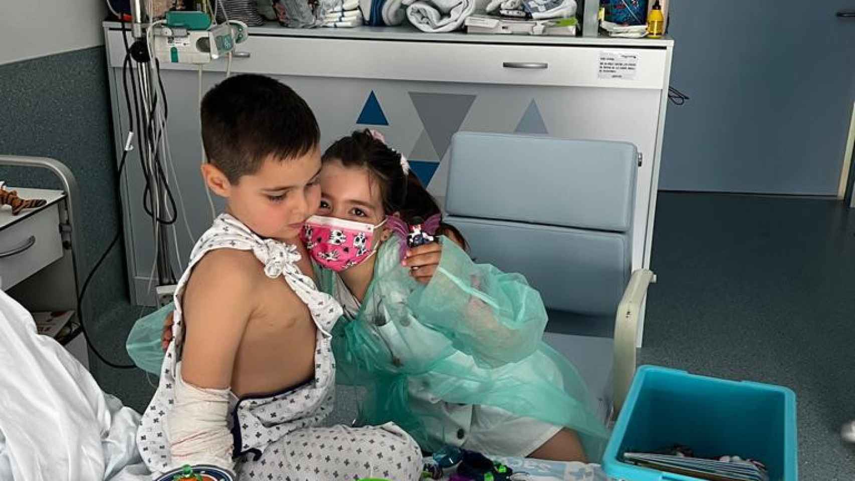 Adrián en el hospital junto a su hermana