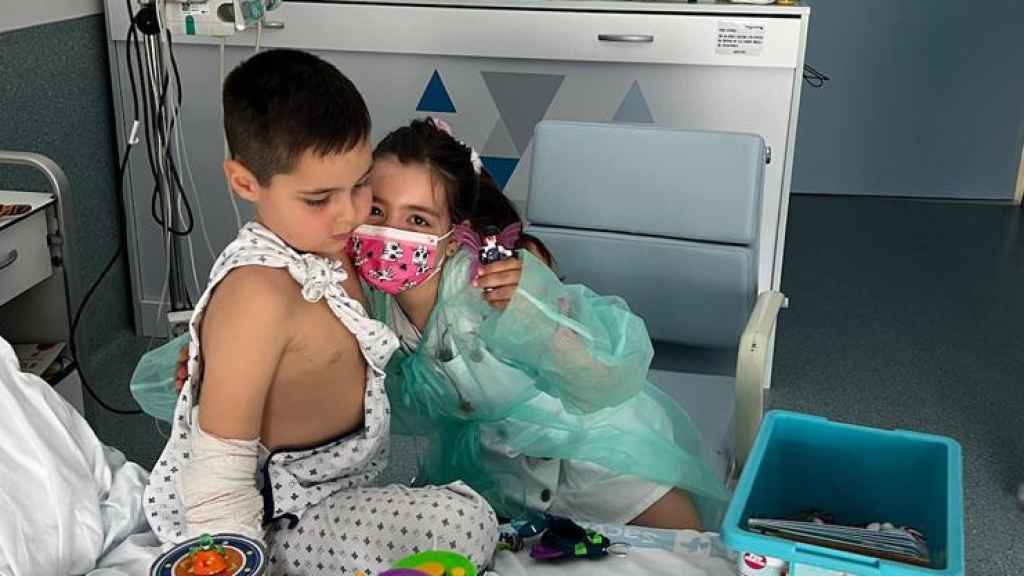 Adrián en el hospital junto a su hermana