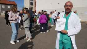 Concentración para respaldar a los celadores del centro de salud de Astorga. En la imagen, uno de los celadores en huelga de hambre, Víctor Pérez
