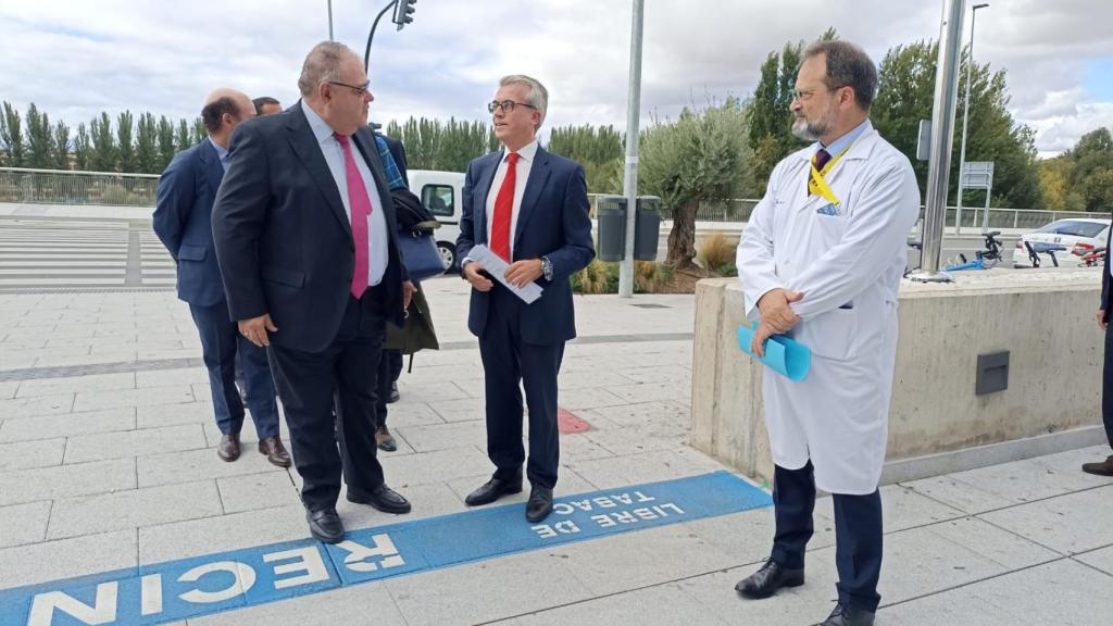 El consejero de Sanidad, Alejandro Vázquez, visita el hospital de Salamanca