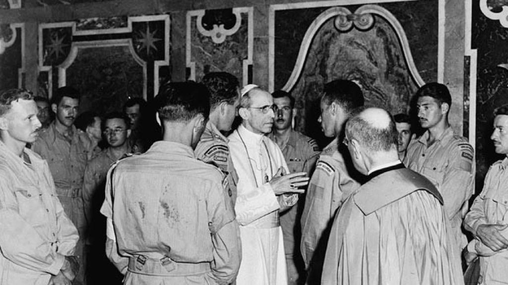 Miembros del 22.º Regimiento Real canadiense en audiencia con el papa Pío XII, tras la liberación de Roma en 1944.