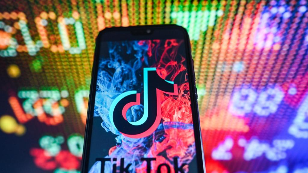 Logo de TikTok en un teléfono móvil.