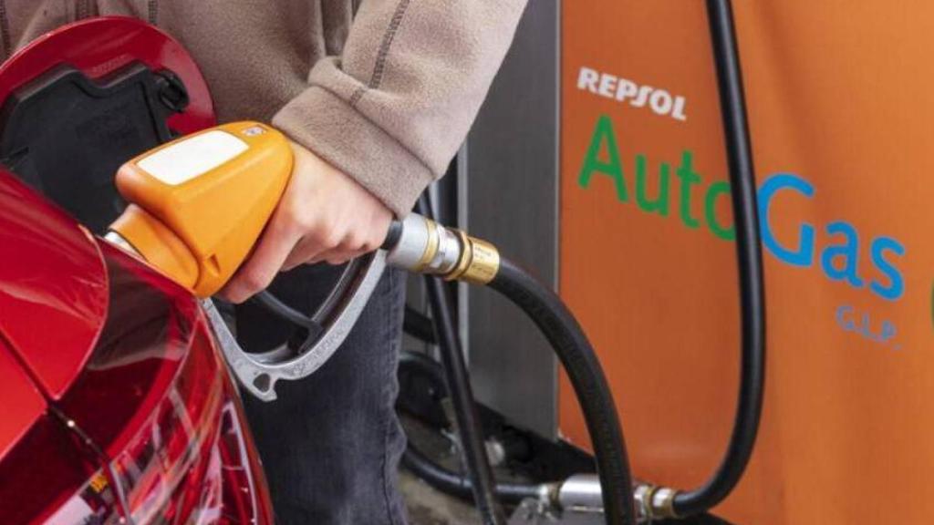 Coche repostando en una estación de servicio del Grupo Repsol.