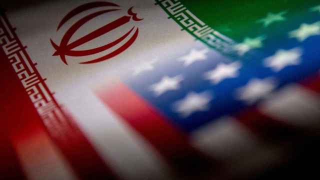 Las banderas de Irán y Estados Unidos.
