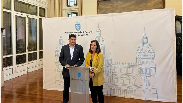 El delegado del Gobierno, Pedro Blanco, junto a la alcaldesa de A Coruña, Inés Rey, este lunes