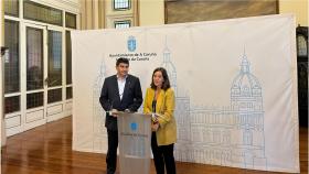 El delegado del Gobierno, Pedro Blanco, junto a la alcaldesa de A Coruña, Inés Rey, este lunes