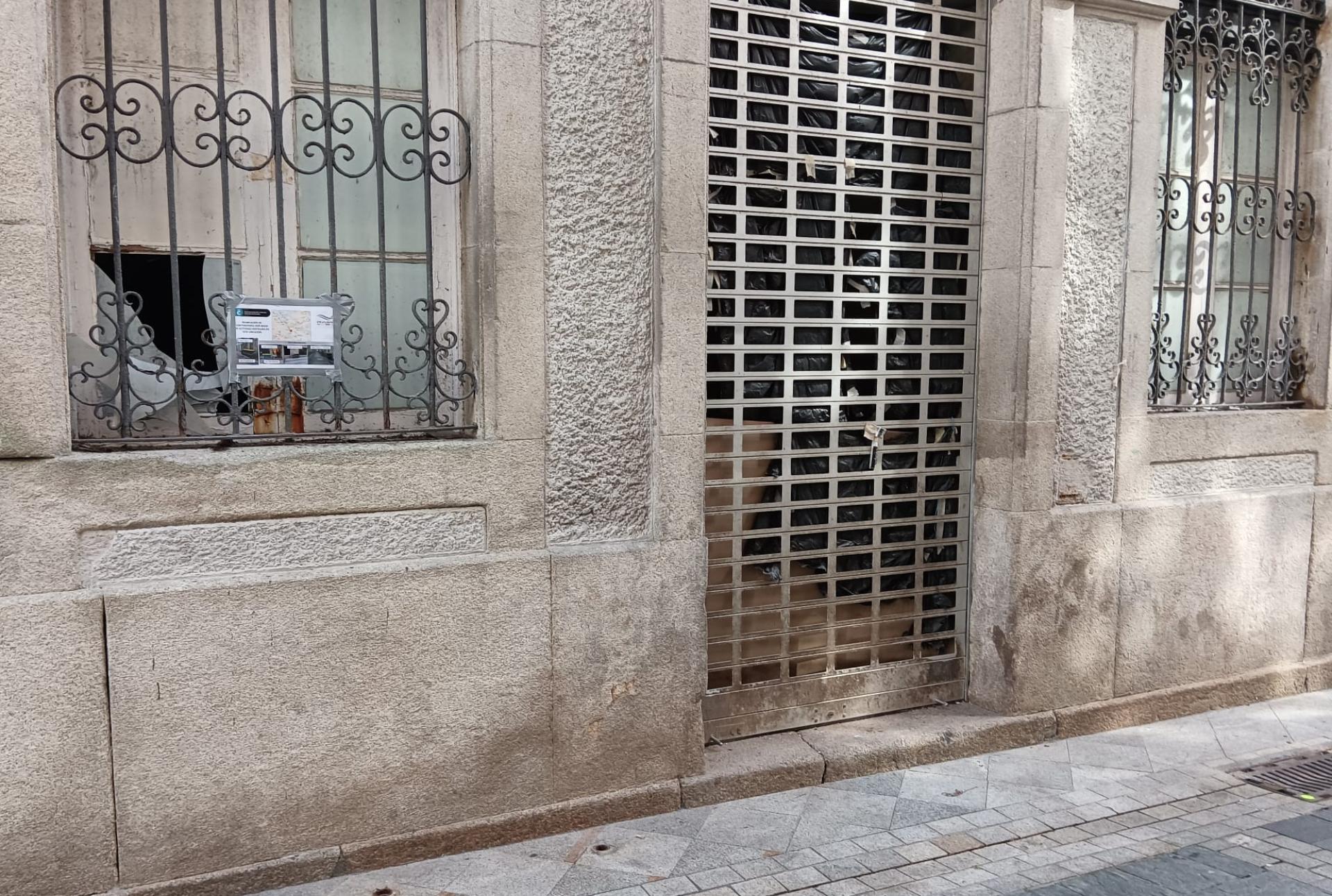 Los contenedores fueron retirados este viernes de la puerta del local (Foto: Quincemil)