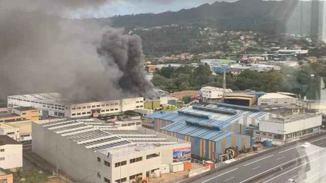 Incendio en el polígono de O Caramuxo en Vigo.