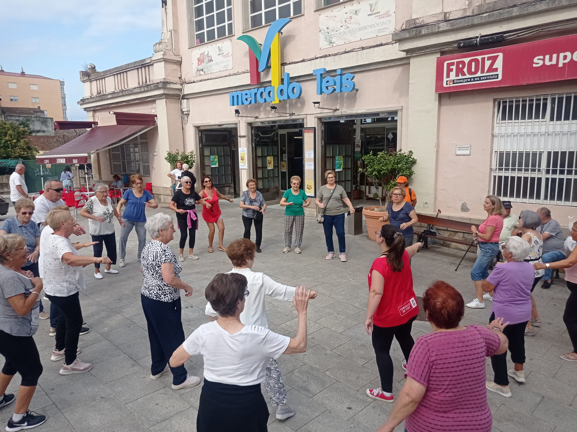 Una actividad de baile en el barrio de Teis.