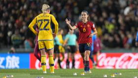 Aitana Bonmatí se acerca a Schough, jugadora de Suecia, tras su enfrentamiento en el Mundial