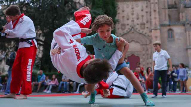 Uno de los instantes de la exhibición de Judo en la Plaza de Anaya