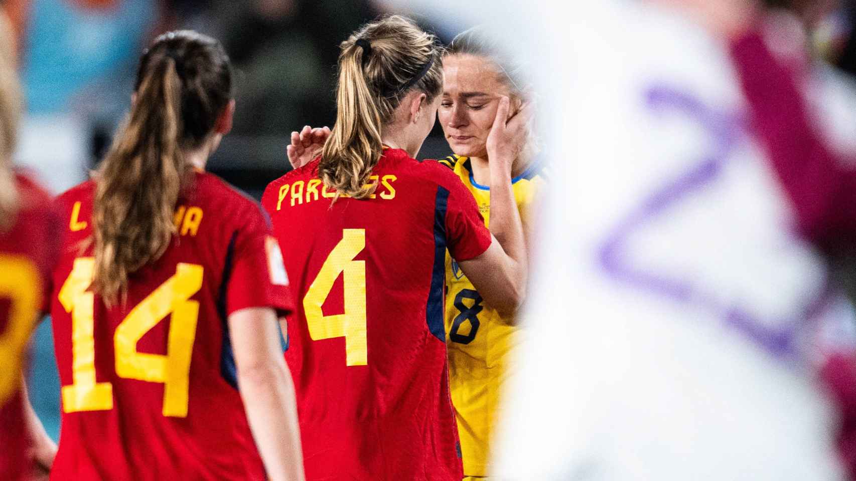 Irene Paredes consuela a una jugadora de Suecia tras su enfrentamiento en el Mundial