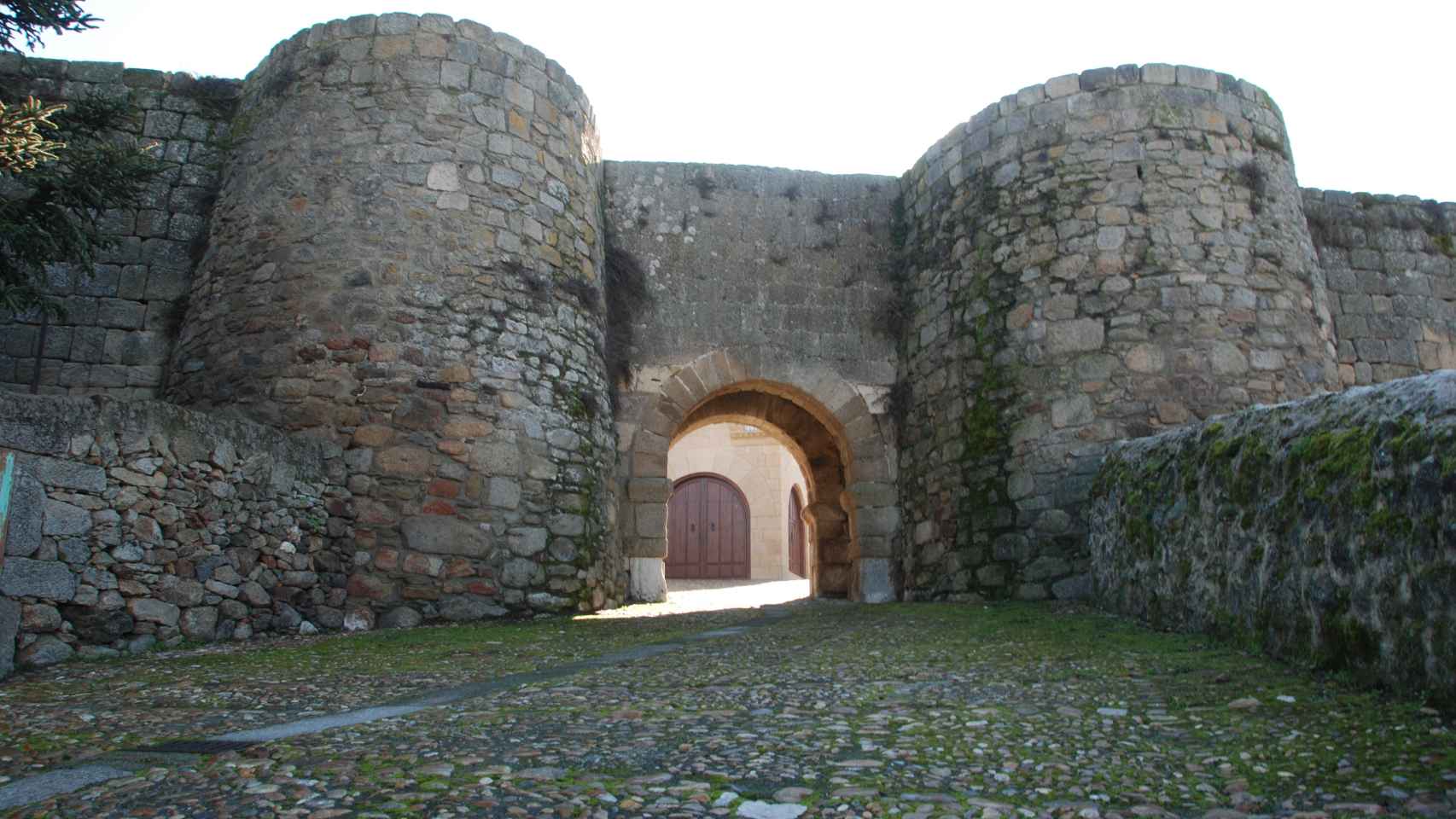Puerta de acceso en la muralla de Ledesma
