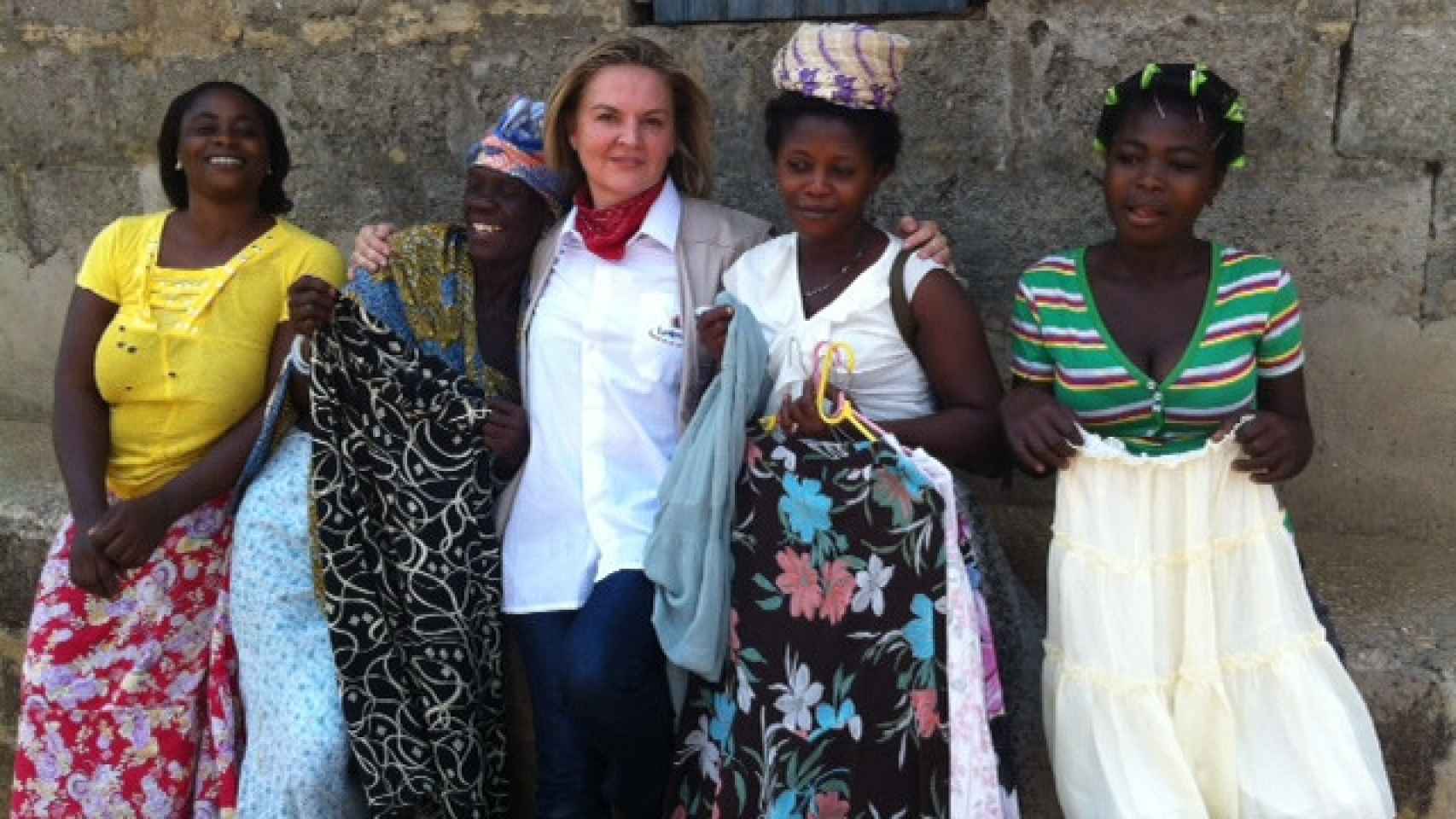 Pilar Mateo, fotografiada junto a cuatro mujeres africanas.