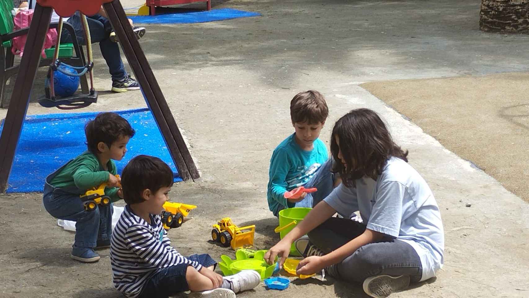 Los hijos de Cristóbal juegan en el colegio.