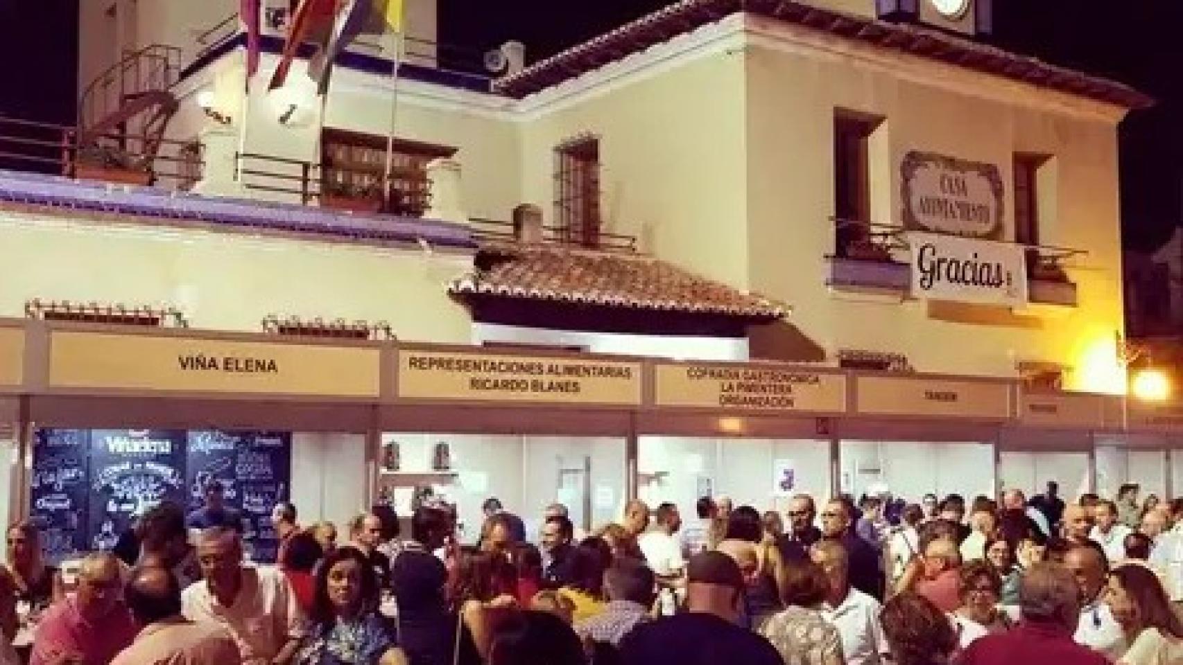 Cientos de personas asistiendo a una de las ediciones de la Feria SanVino en Santomera.
