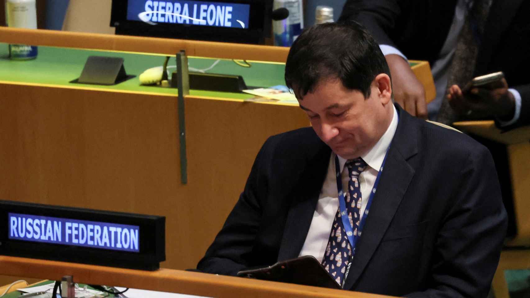 El embajador adjunto de Rusia ante la ONU, Dmitry Polyanskiy, mirando su móvil durante el discurso de Zelenski.