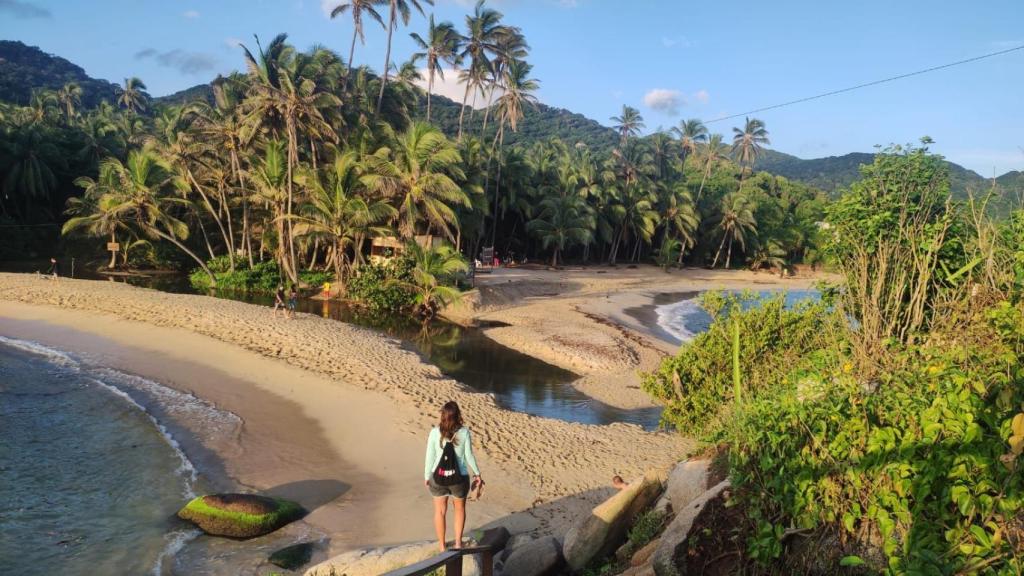 Arantxa Costa en el parque nacional Tayrona (Colombia) con uno de los viajes de WeRoad.