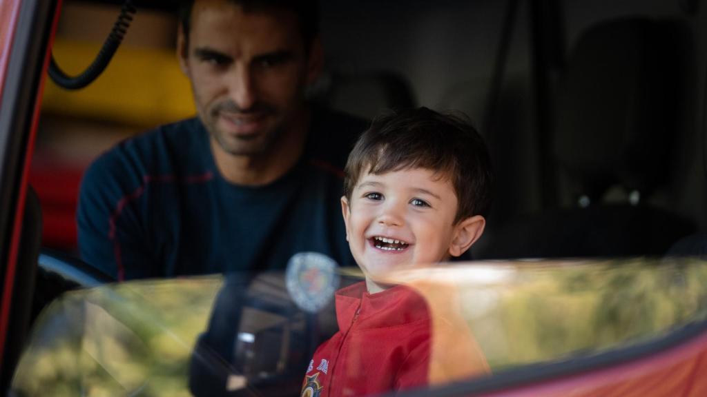 Darío junto a un bombero del Ayuntamiento de León