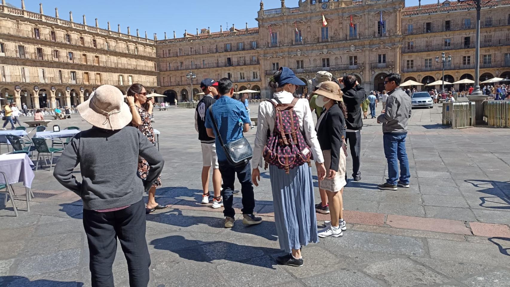 Un grupo de turistas en la Plaza Mayor de Salamanca