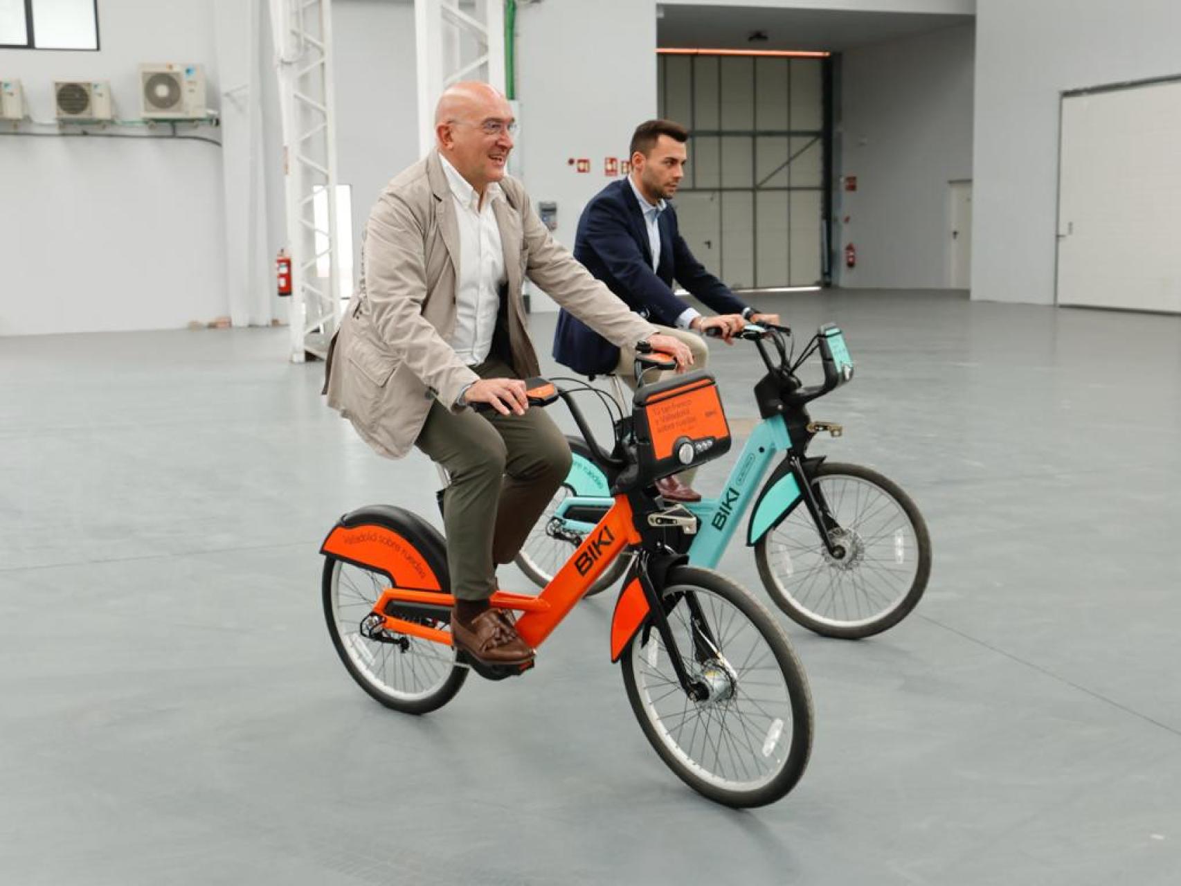 Jesús Julio Carnero y Roberto Migallón subidos a las bicis de Biki