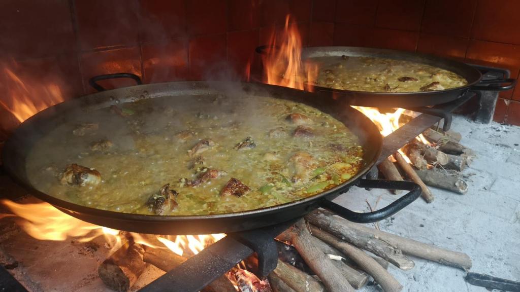 La paella de Rioja haciéndose sobre leña de naranjo