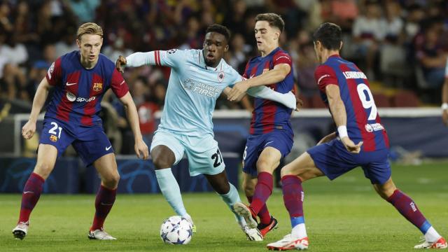 Gavi y De Jong presionan a un jugador del Antwerp.