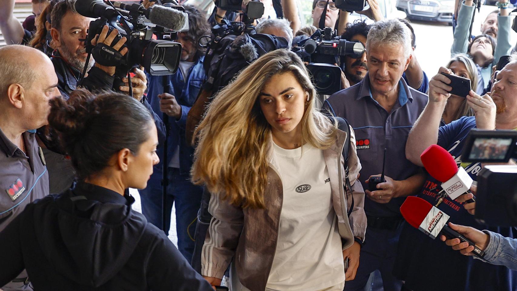 Misa Rodríguez llegando al hotel de concentración de la Selección