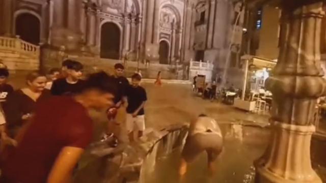 Jóvenes se bañan en  una fuente de Málaga y Piqué reacciona a ello.