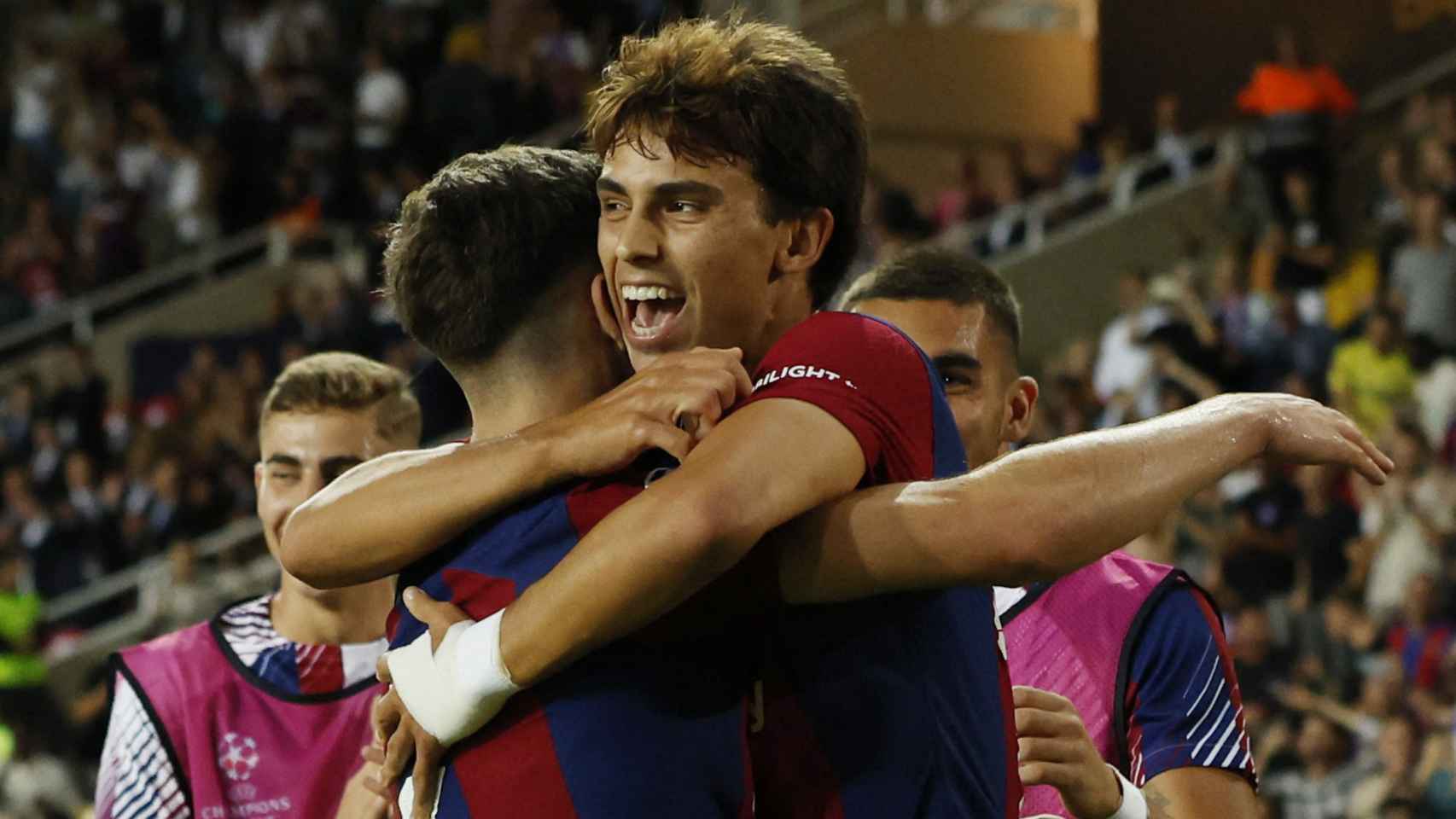 Joao Félix celebra su segundo gol con el Barcelona en Champions junto a sus compañeros.