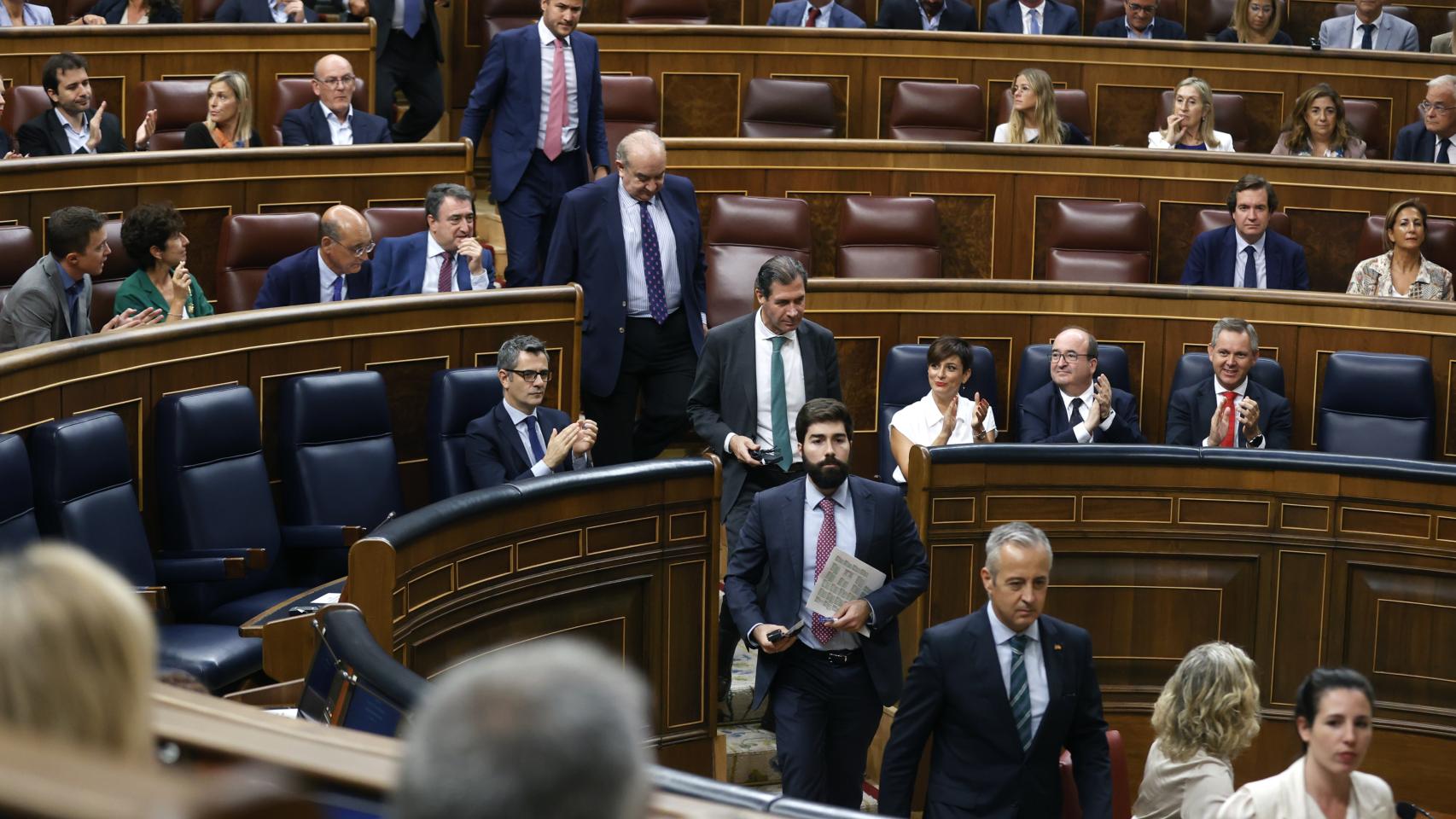 Los diputados de VOX abandonando el hemiciclo en protesta por el uso de lenguas cooficiales durante el primer pleno del Congreso de la XV Legislatura.