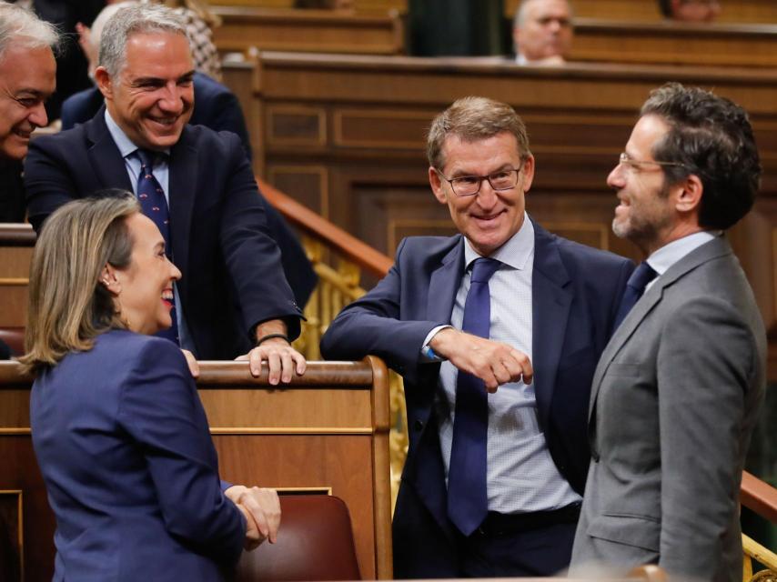 Esteban González Pons, Cuca Gamarra, Elías Bendodo y Alberto Núñez Feijóo bromean con Borja Sémper en el Congreso.