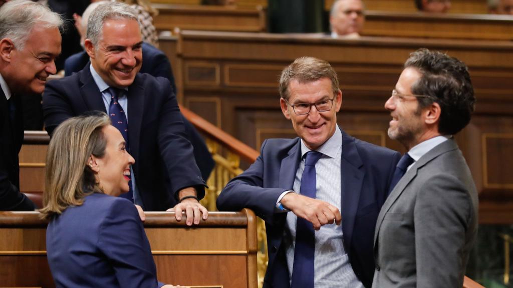 Esteban González Pons, Cuca Gamarra, Elías Bendodo y Alberto Núñez Feijóo bromean con Borja Sémper en el Congreso.