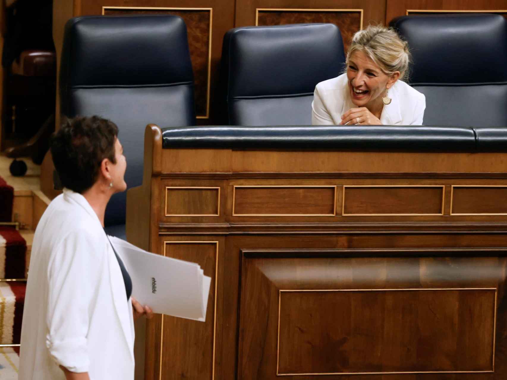 La vicepresidenta segunda Yolanda Díaz sonríe desde su escaño a la portavoz de Bildu, Mertxe Aizpurua, este martes en el Congreso.