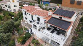 Instalación de placas solares de Solarmente en una vivienda.