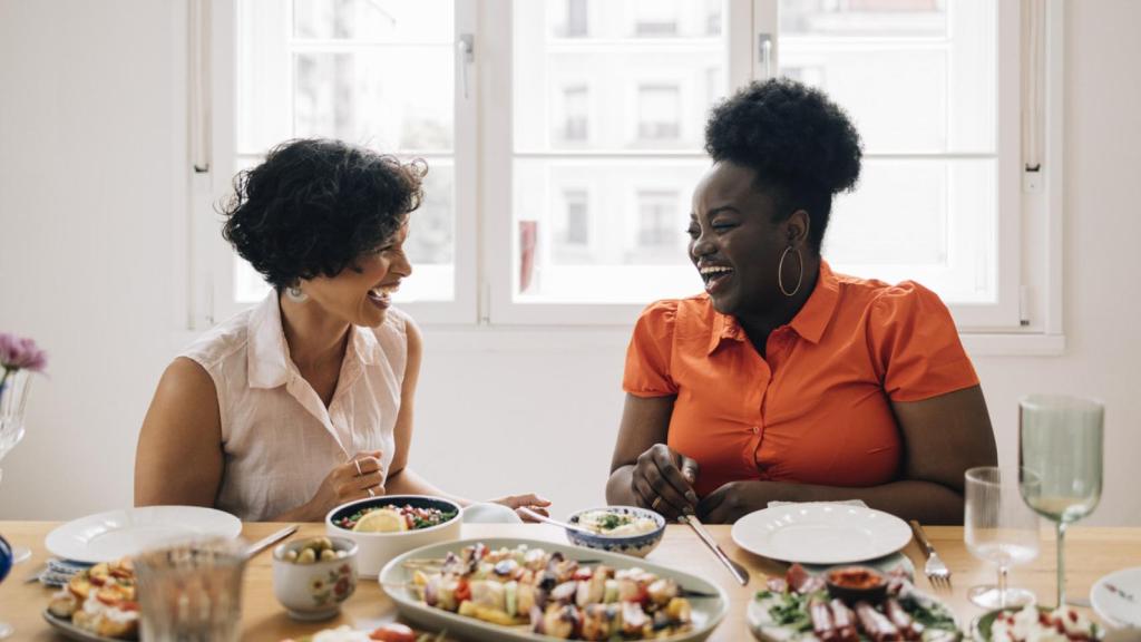 Dos mujeres, disfrutando de su 'brunch'.