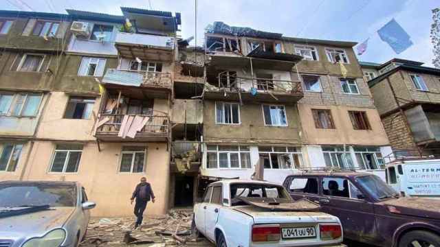 Un edificio afectado por los bombardeos azerbaiyanos en Stepanakert, capital del Nagorno Karabaj.