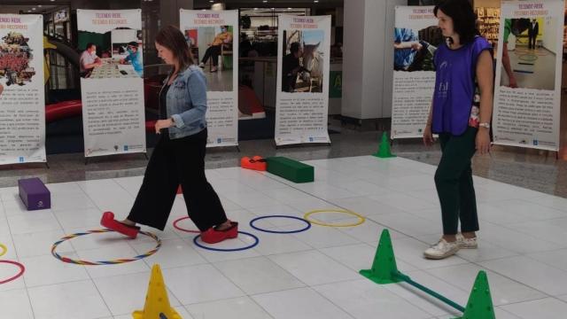 Una mujer partipa en el circuito de concienciación ‘Ponte na súa pel’