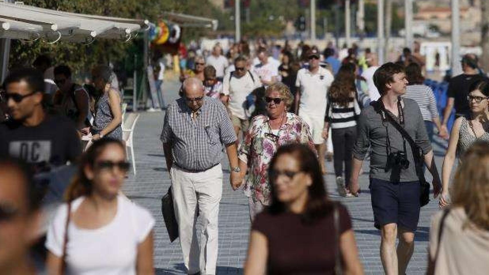 Imagen de archivo de gente paseando.