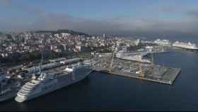 Imagen aérea de los cruceros amarrados en el puerto vigués esta mañana.