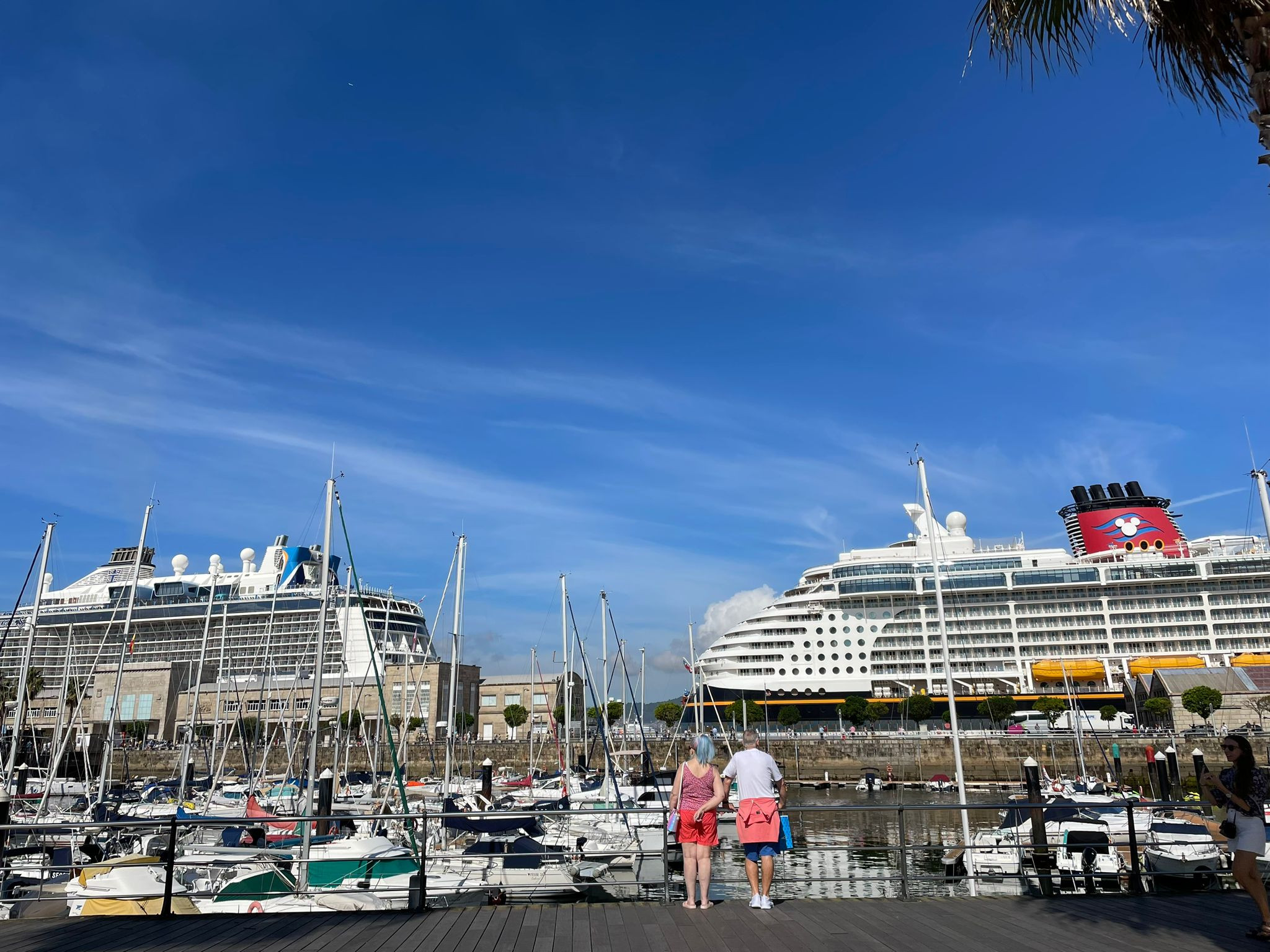 Dos de los cruceros amarrados en el puerto esta mañana. (Treintayseis)